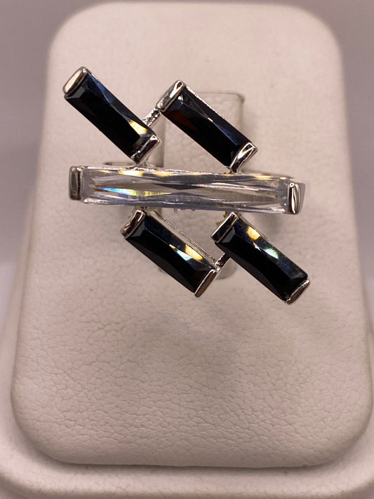 Anillo Moderno de Plata con Zirconias en Diseño Cruzado 💍✨🖤 — ángulo diagonal