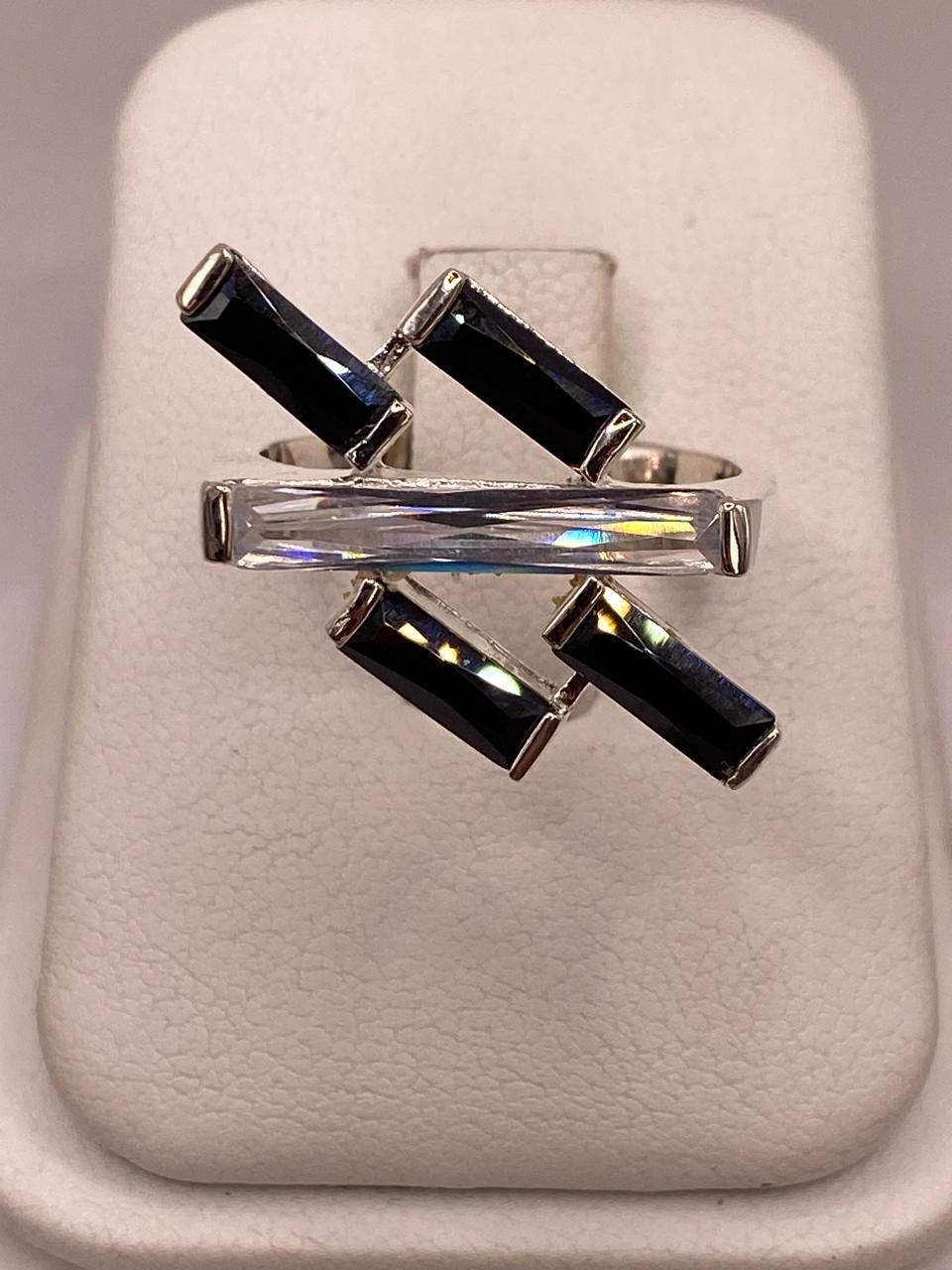 Anillo Moderno de Plata con Zirconias en Diseño Cruzado 💍✨🖤