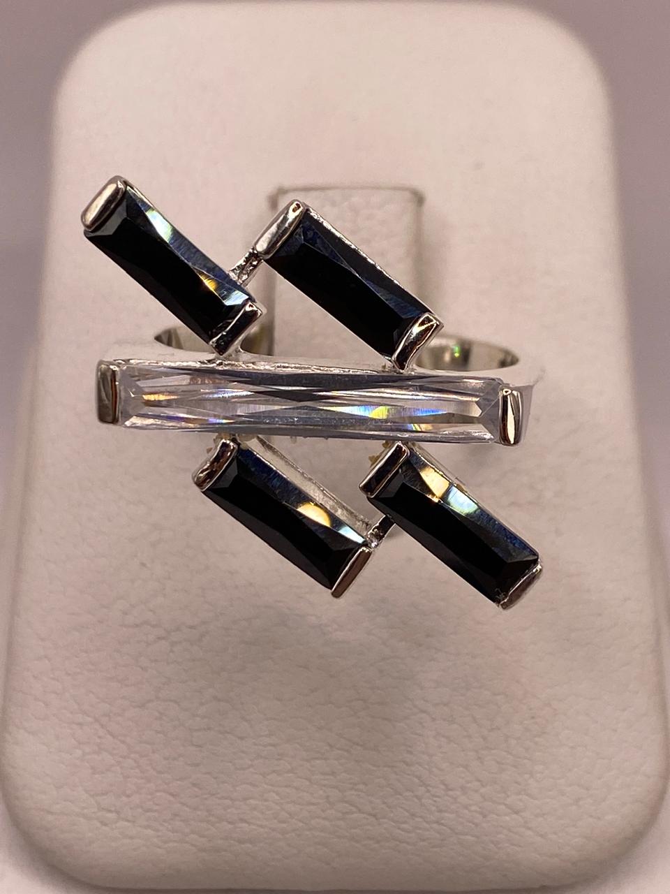 ANILLO MODERNO DE PLATA CON ZIRCONIAS  EN DISEÑO CRUZADO 💍✨🖤