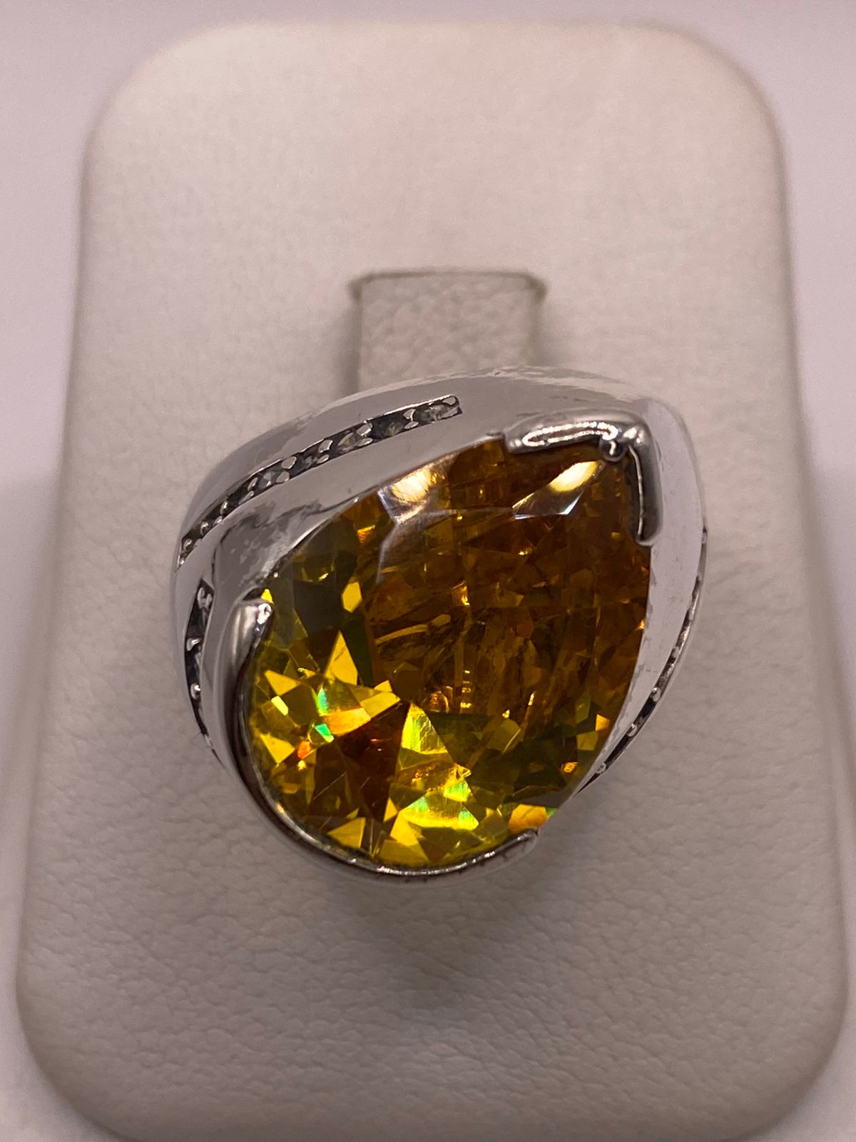 Anillo Moderno con Zirconia Amarilla Corte Gota en Plata Ley 925