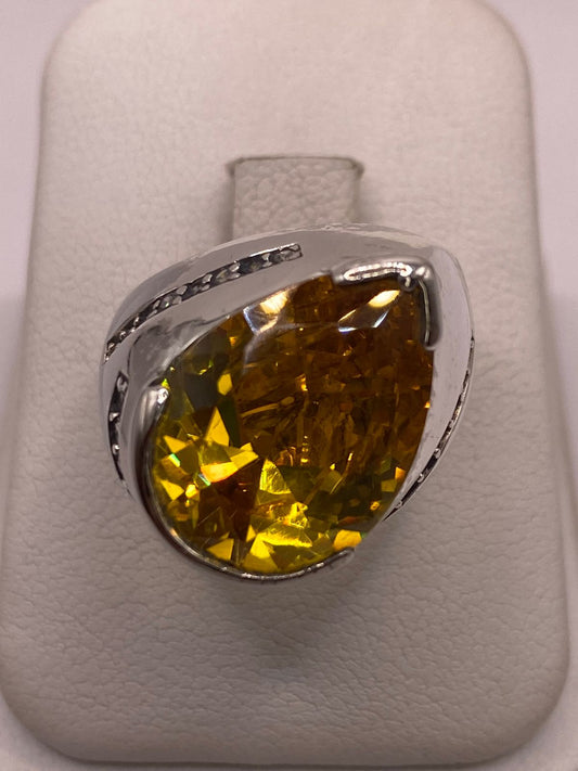 Anillo Moderno con Zirconia Amarilla Corte Gota en Plata Ley 925