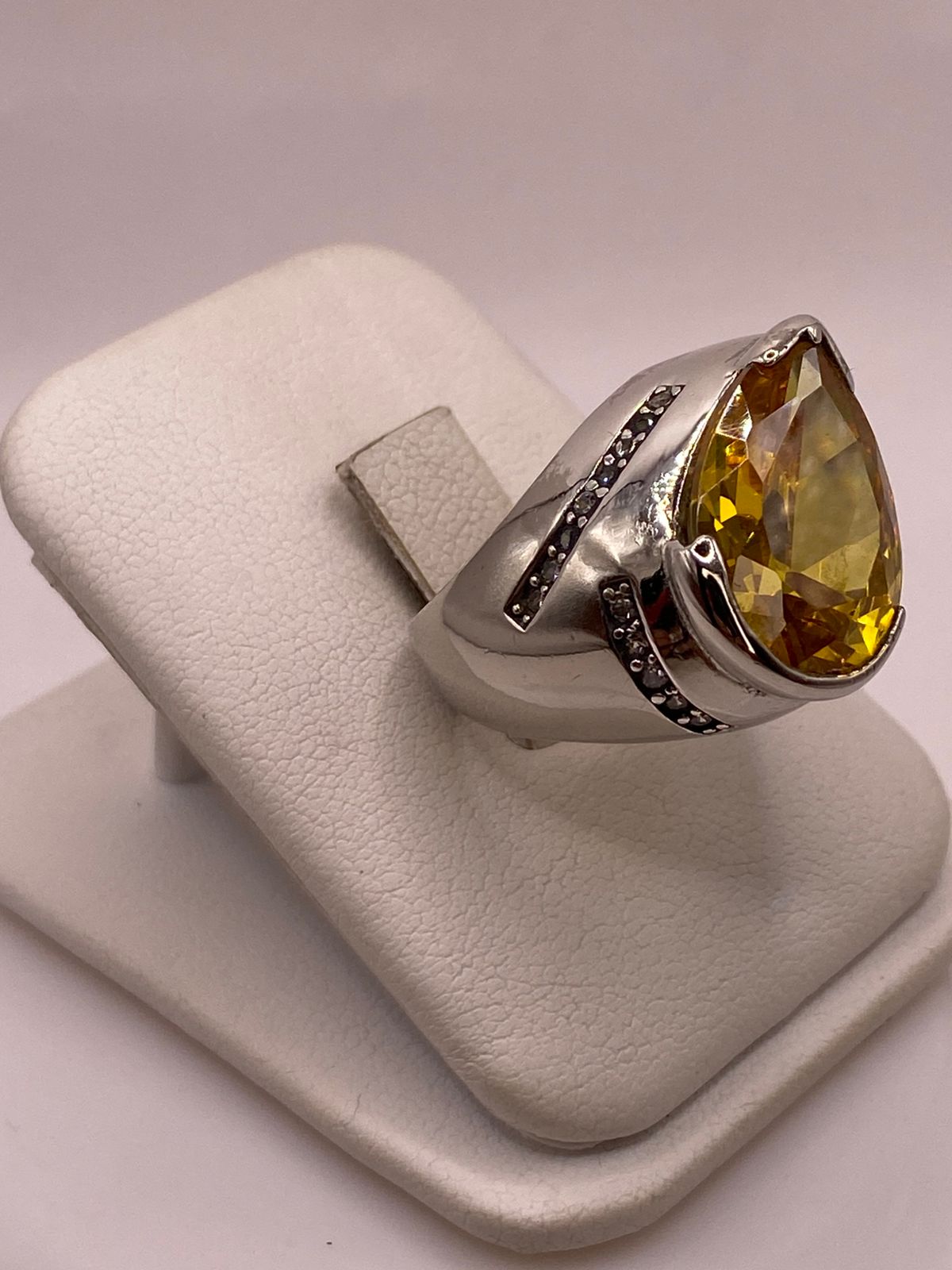 Anillo Moderno con Zirconia Amarilla Corte Gota en Plata Ley 925