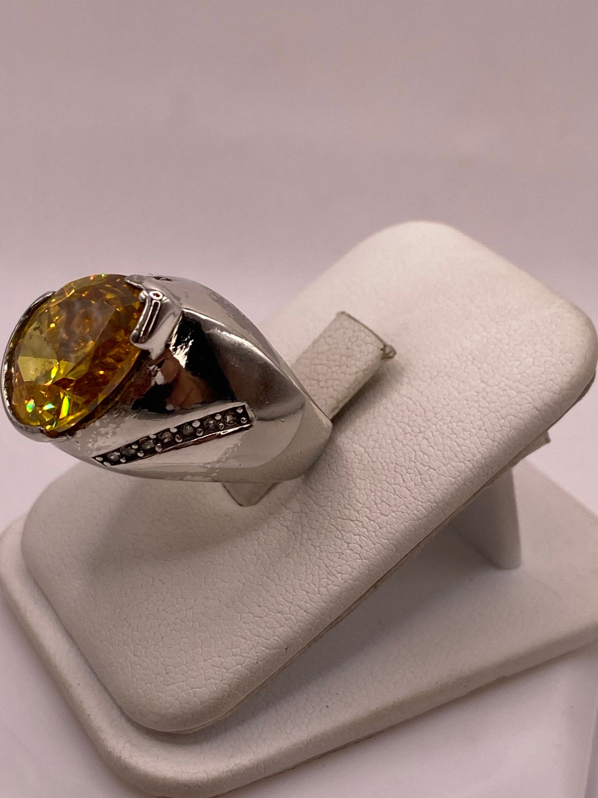 Anillo Moderno con Zirconia Amarilla Corte Gota en Plata Ley 925