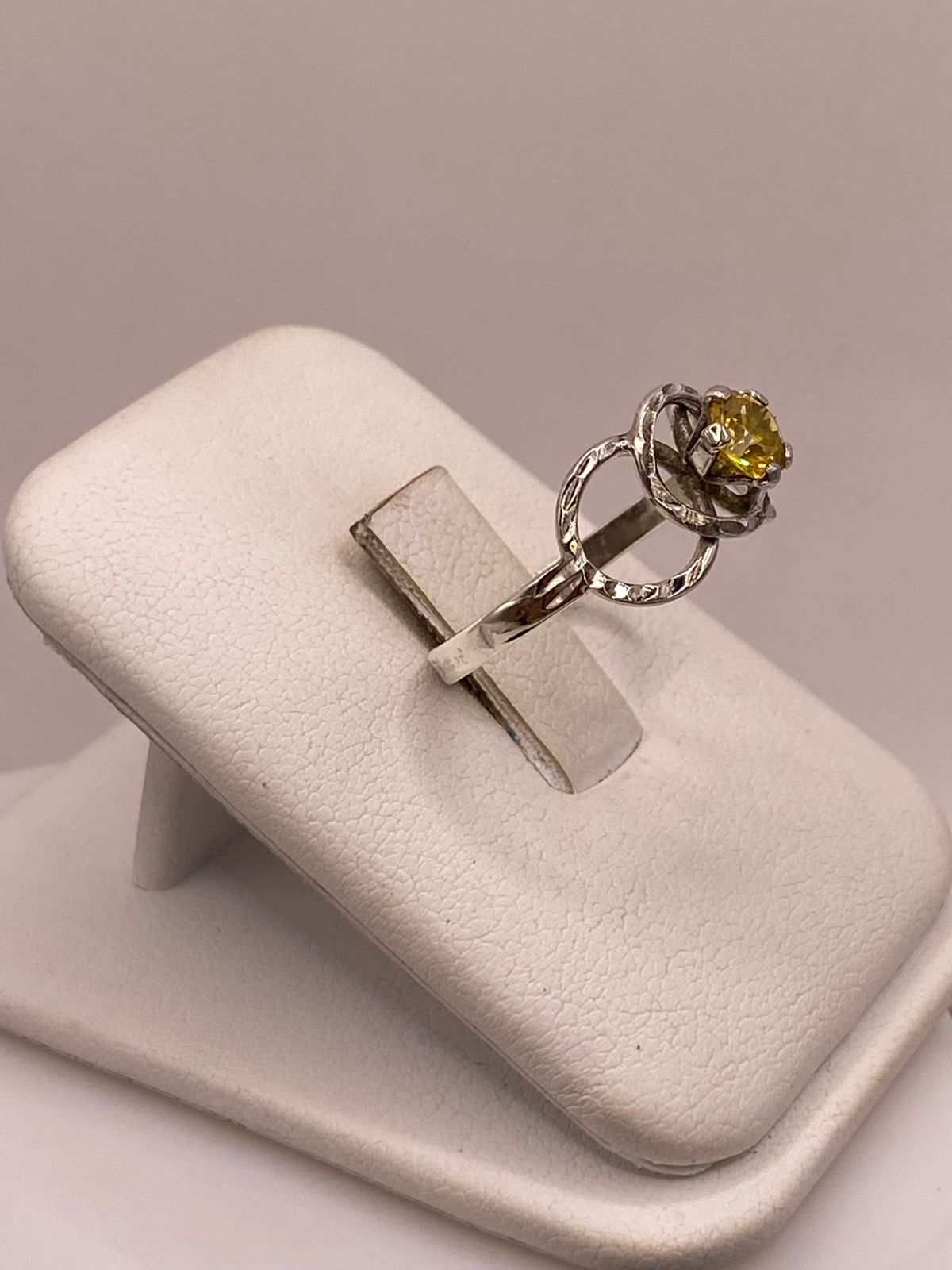 Anillo Moderno con Zirconia Amarilla en Plata 925
