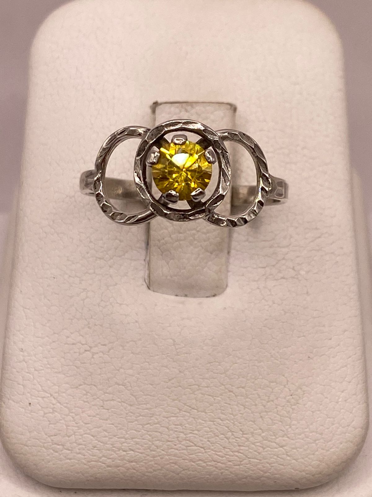Anillo Moderno con Zirconia Amarilla en Plata 925
