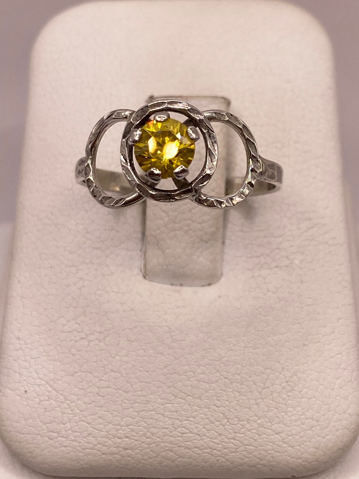 Anillo Moderno con Zirconia Amarilla en Plata 925