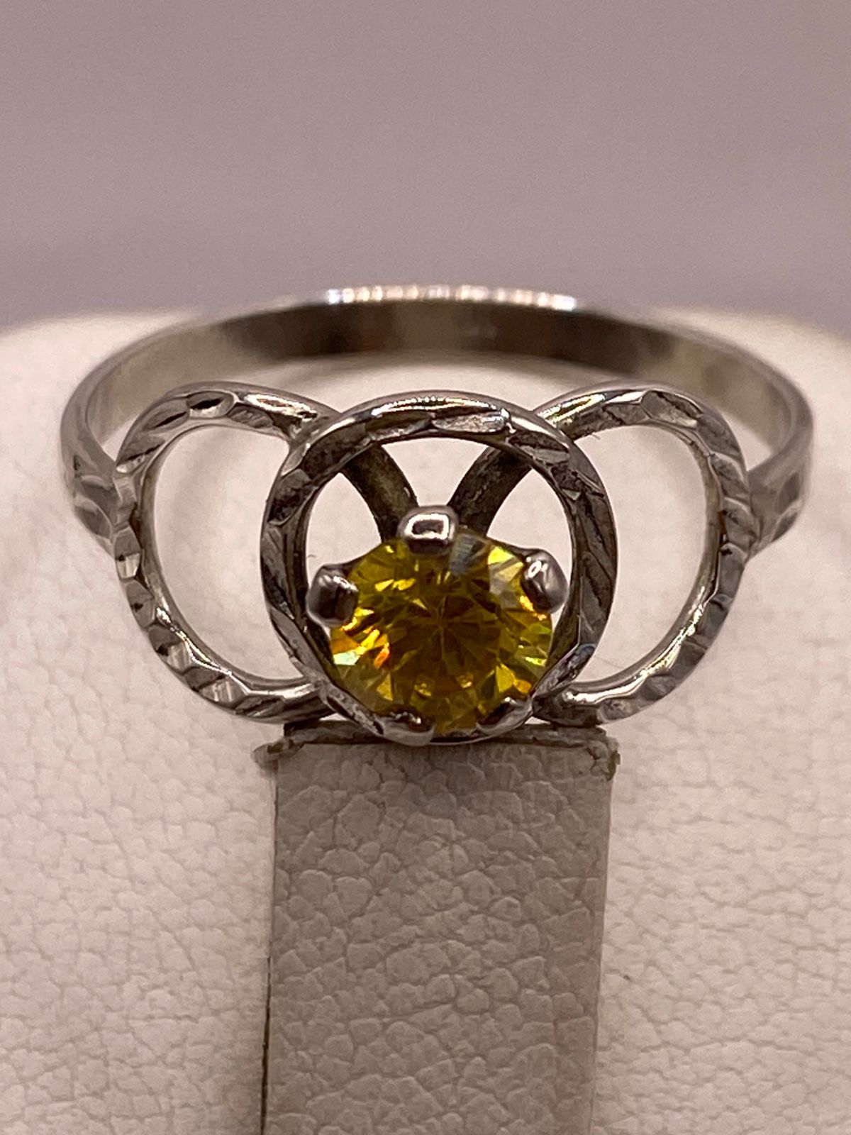 Anillo Moderno con Zirconia Amarilla en Plata 925