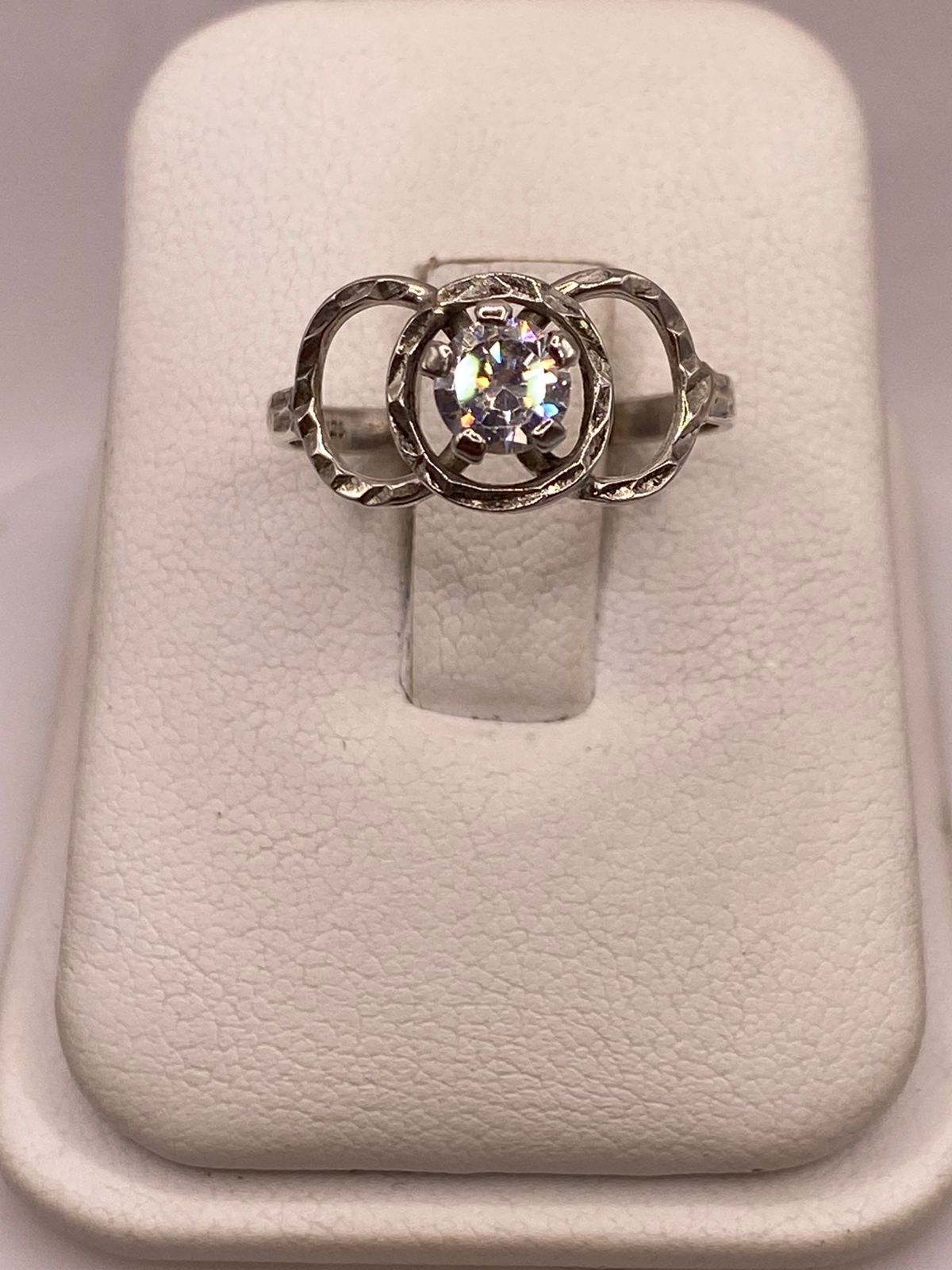 Anillo Moderno con Zirconia Brillante en Plata Ley 925