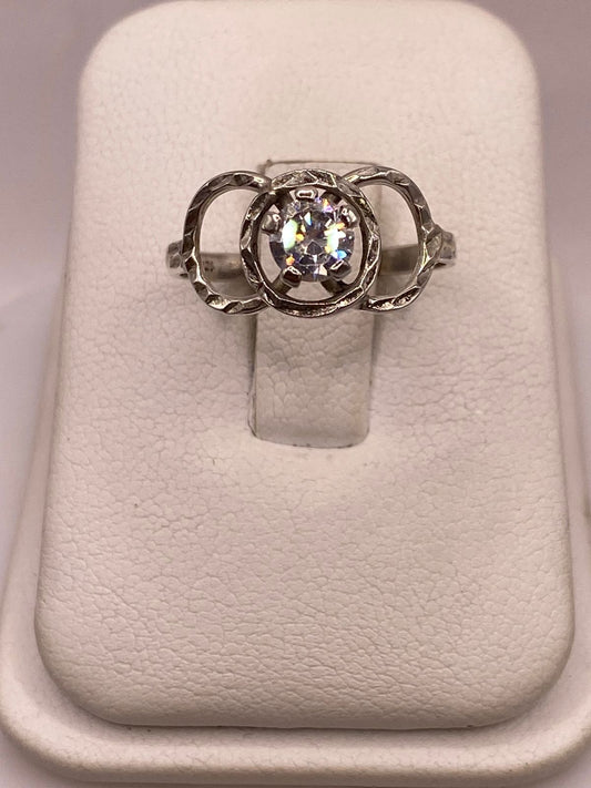 Anillo Moderno con Zirconia Brillante en Plata Ley 925 — ángulo diagonal