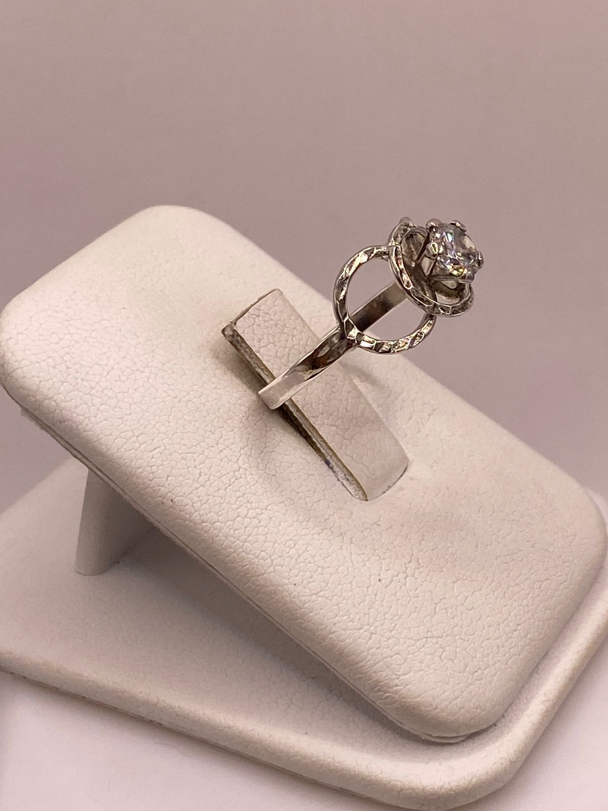 Anillo Moderno con Zirconia Brillante en Plata Ley 925