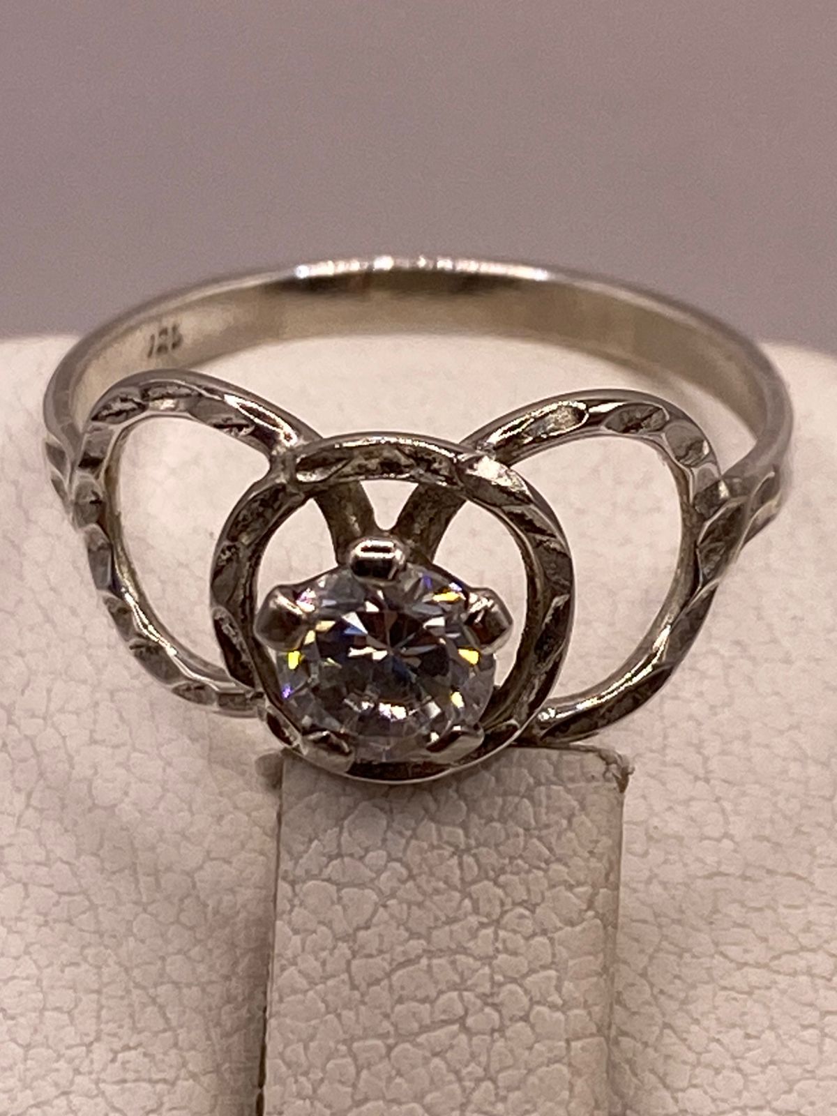 Anillo Moderno con Zirconia Brillante en Plata Ley 925