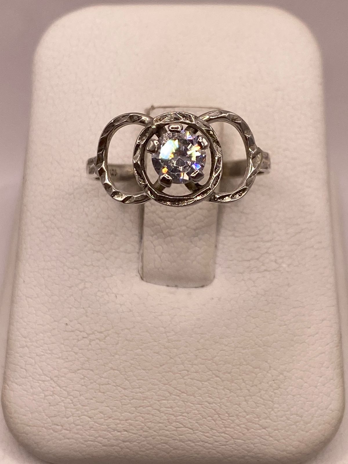 Anillo Moderno con Zirconia Brillante en Plata Ley 925