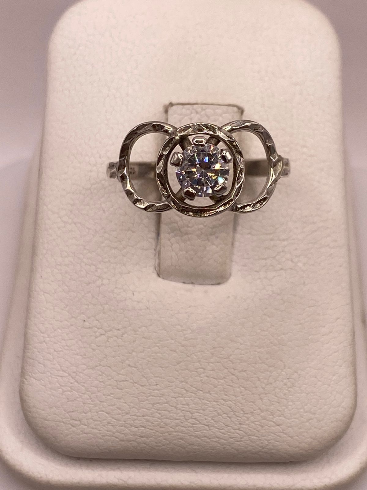 Anillo Moderno con Zirconia Brillante en Plata Ley 925