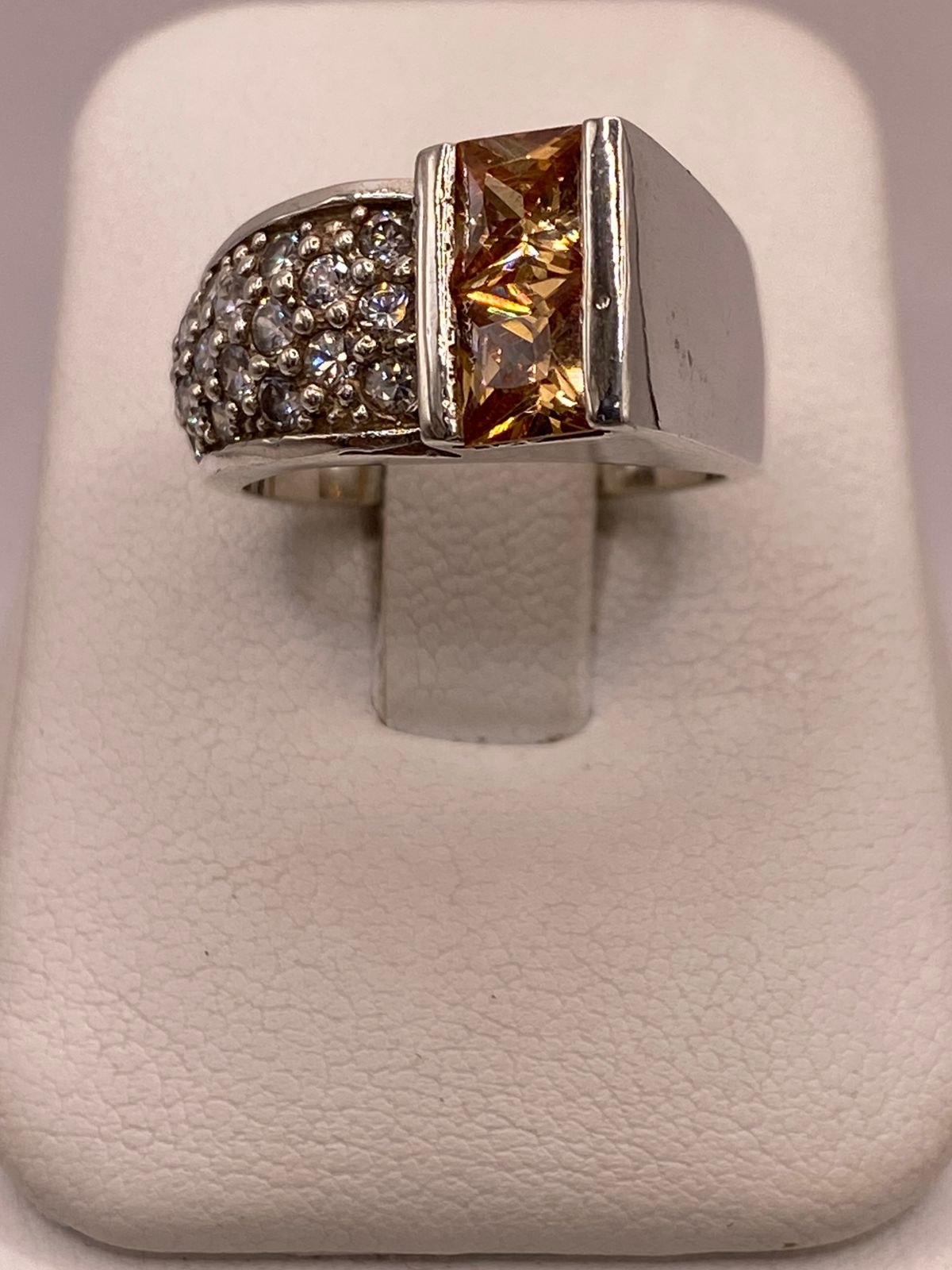 Anillo Moderno con Zirconia Color Champagne en Plata Ley 925