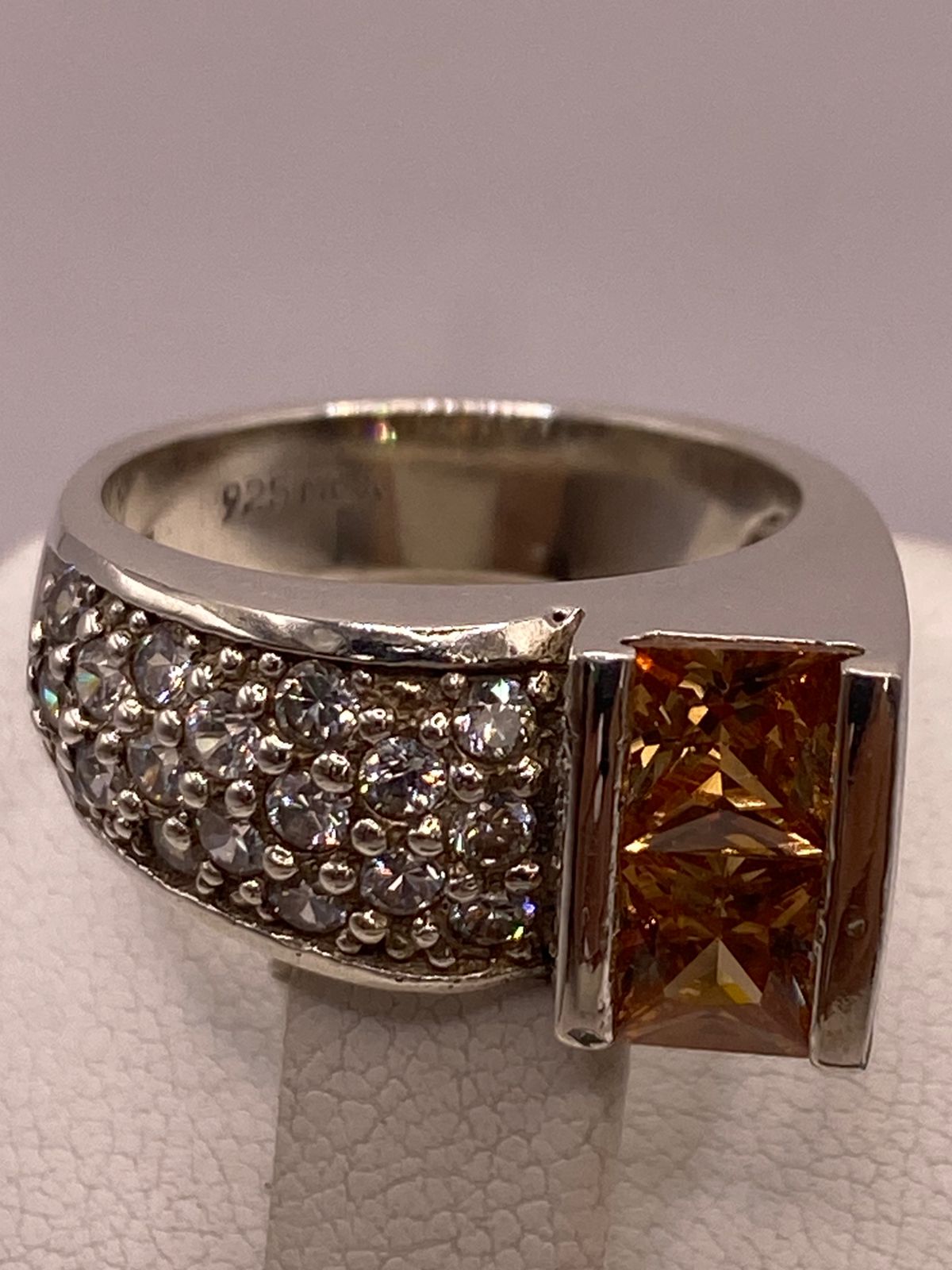 Anillo Moderno con Zirconia Color Champagne en Plata Ley 925