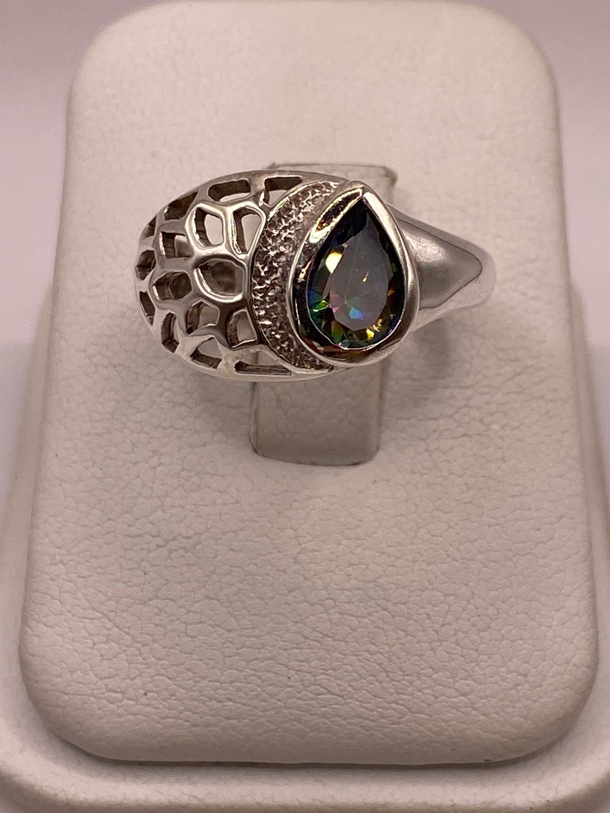 Anillo Moderno con Zirconia Iridiscente en Forma de Gota en Plata Ley 950