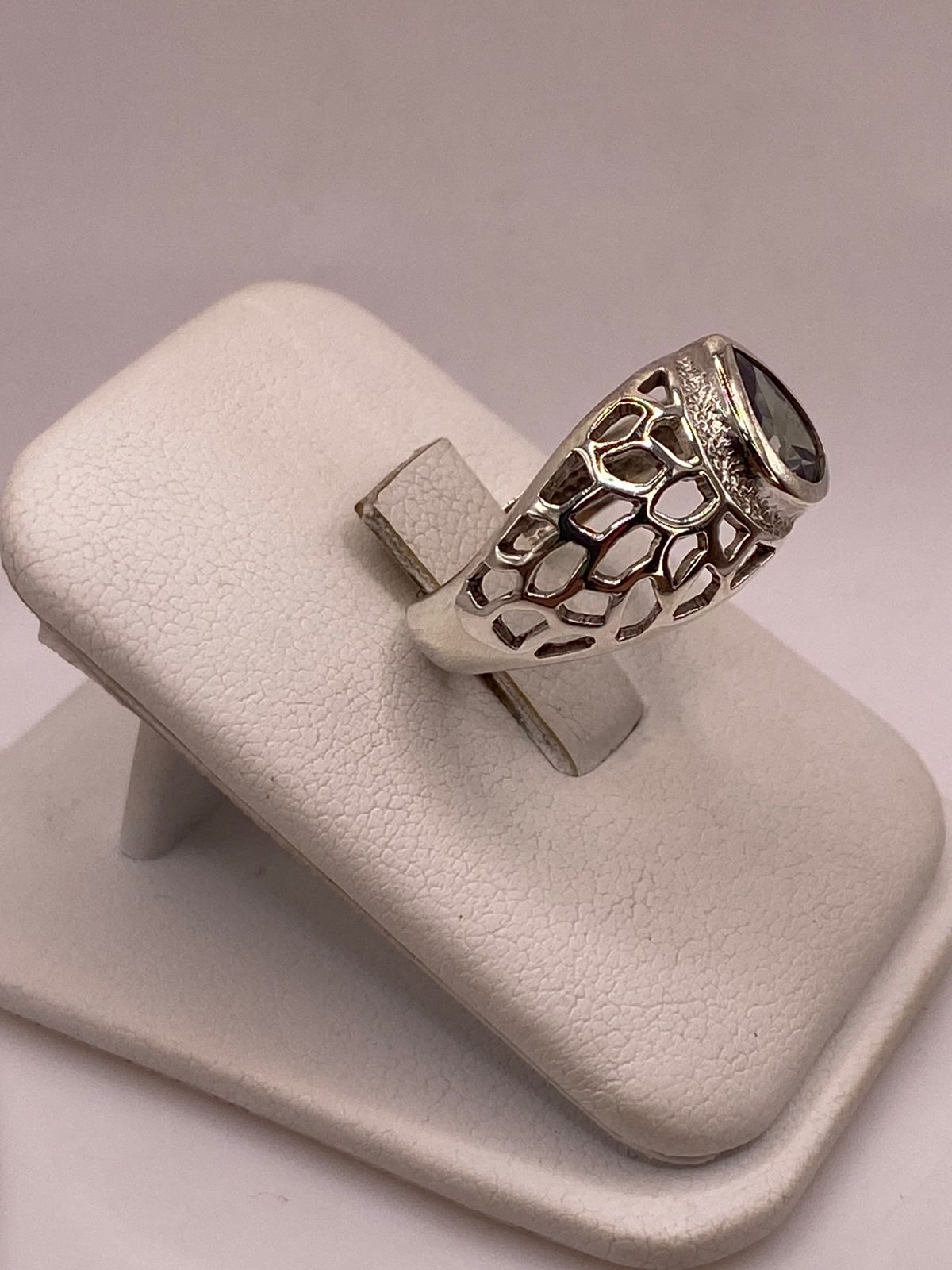 Anillo Moderno con Zirconia Iridiscente en Forma de Gota en Plata Ley 950