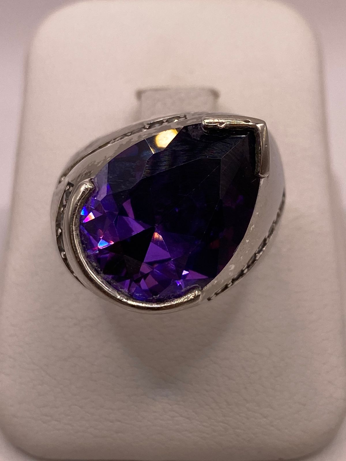 Anillo Moderno con Zirconia Morada en Plata Ley 925