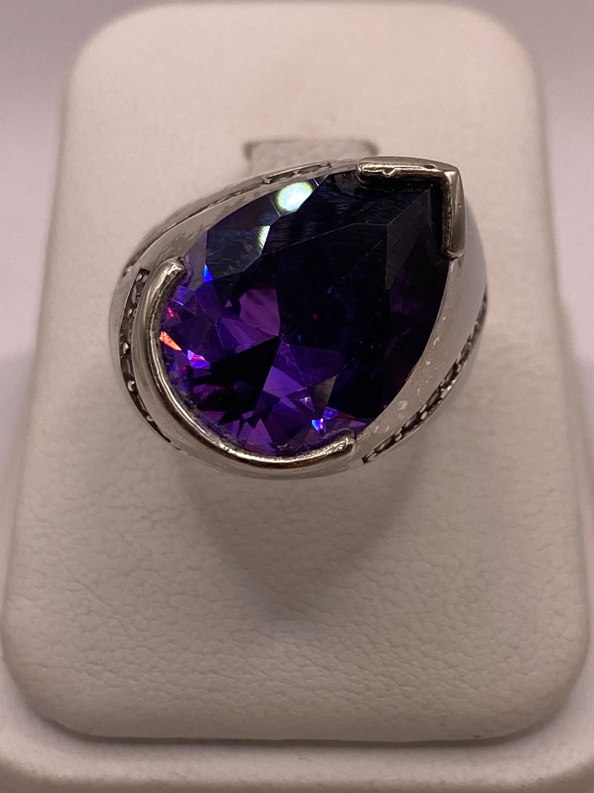Anillo Moderno con Zirconia Morada en Plata Ley 925