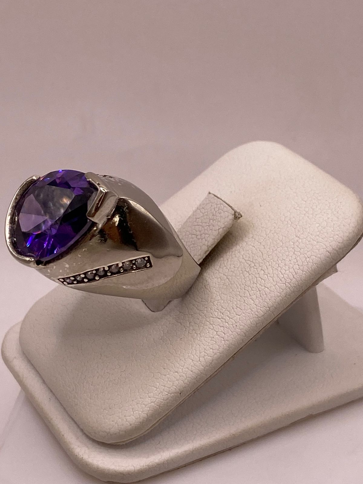 Anillo Moderno con Zirconia Morada en Plata Ley 925