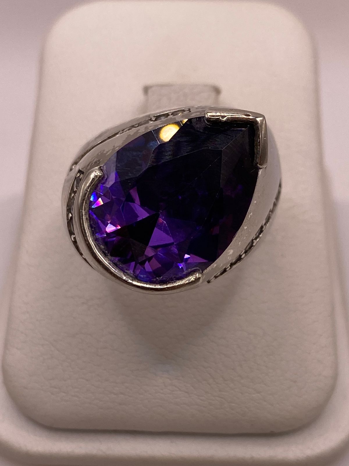 Anillo Moderno con Zirconia Morada en Plata Ley 925