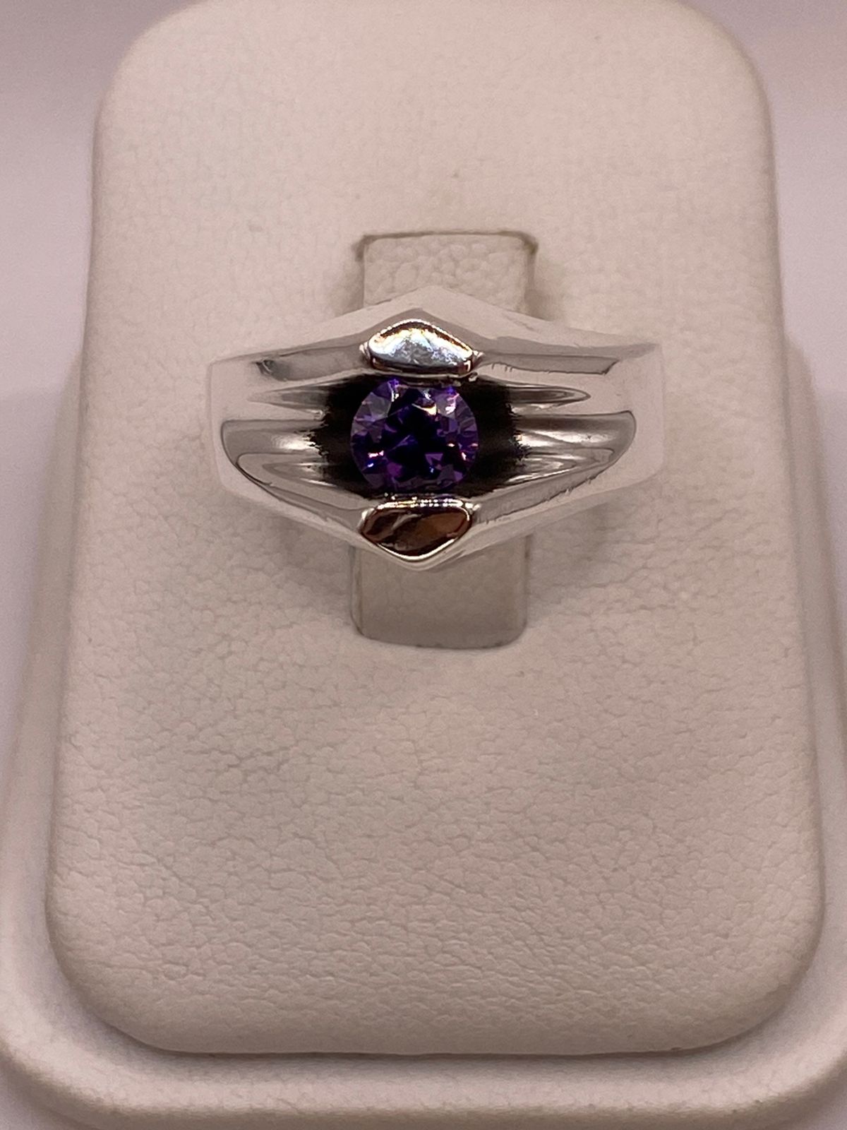 Anillo Moderno con Zirconia Morada en Plata Ley 925
