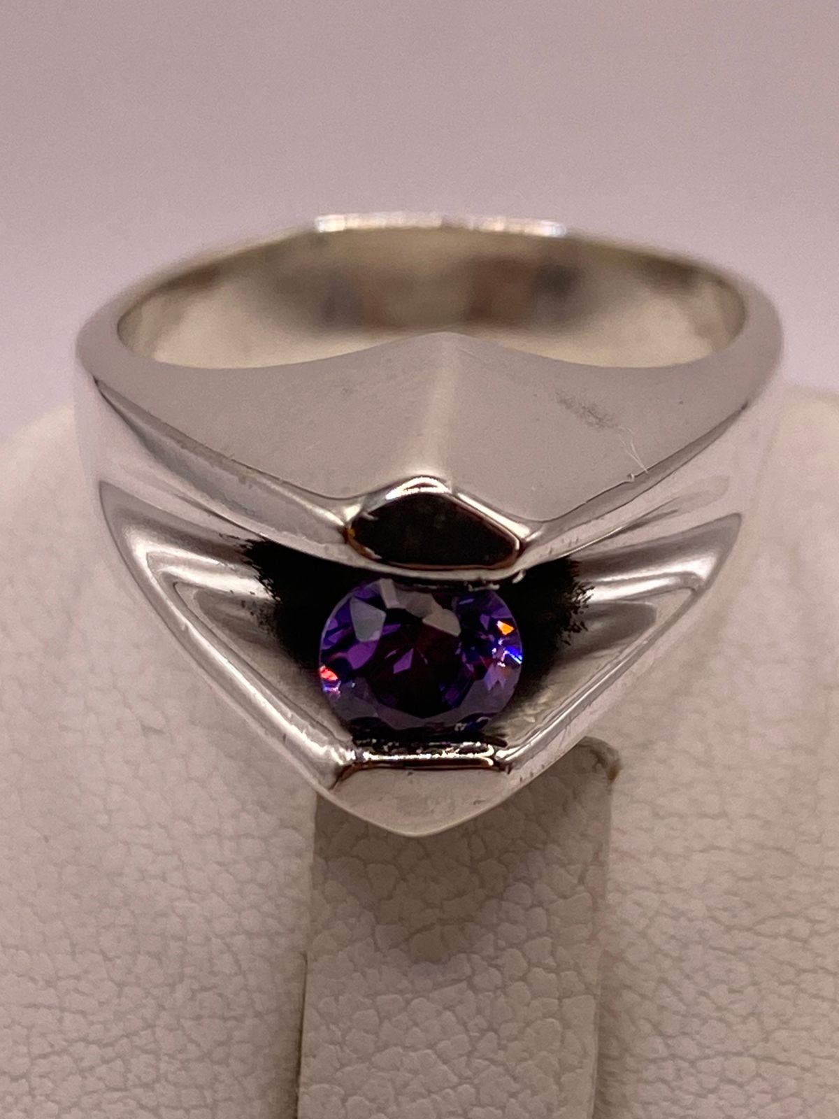 Anillo Moderno con Zirconia Morada en Plata Ley 925