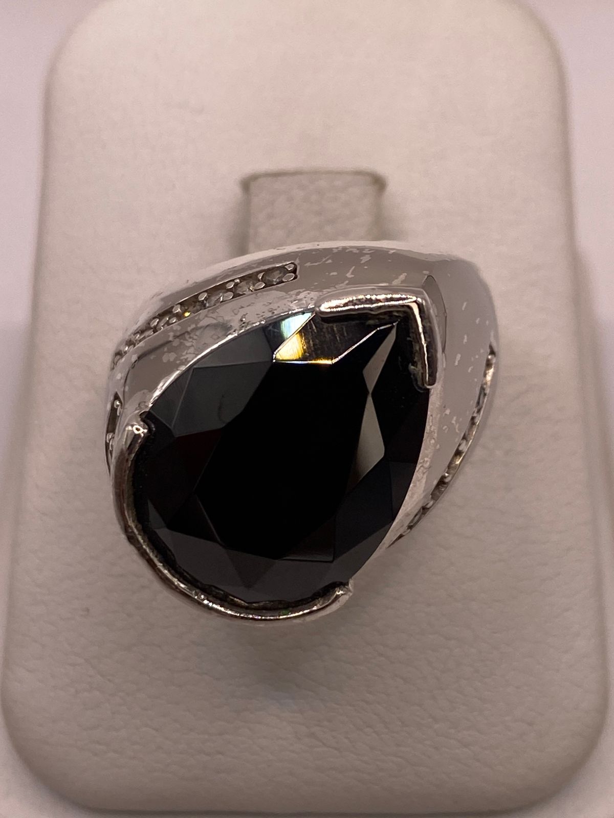 Anillo Moderno con Zirconia Negra Encorte Gota en Plata Ley 925