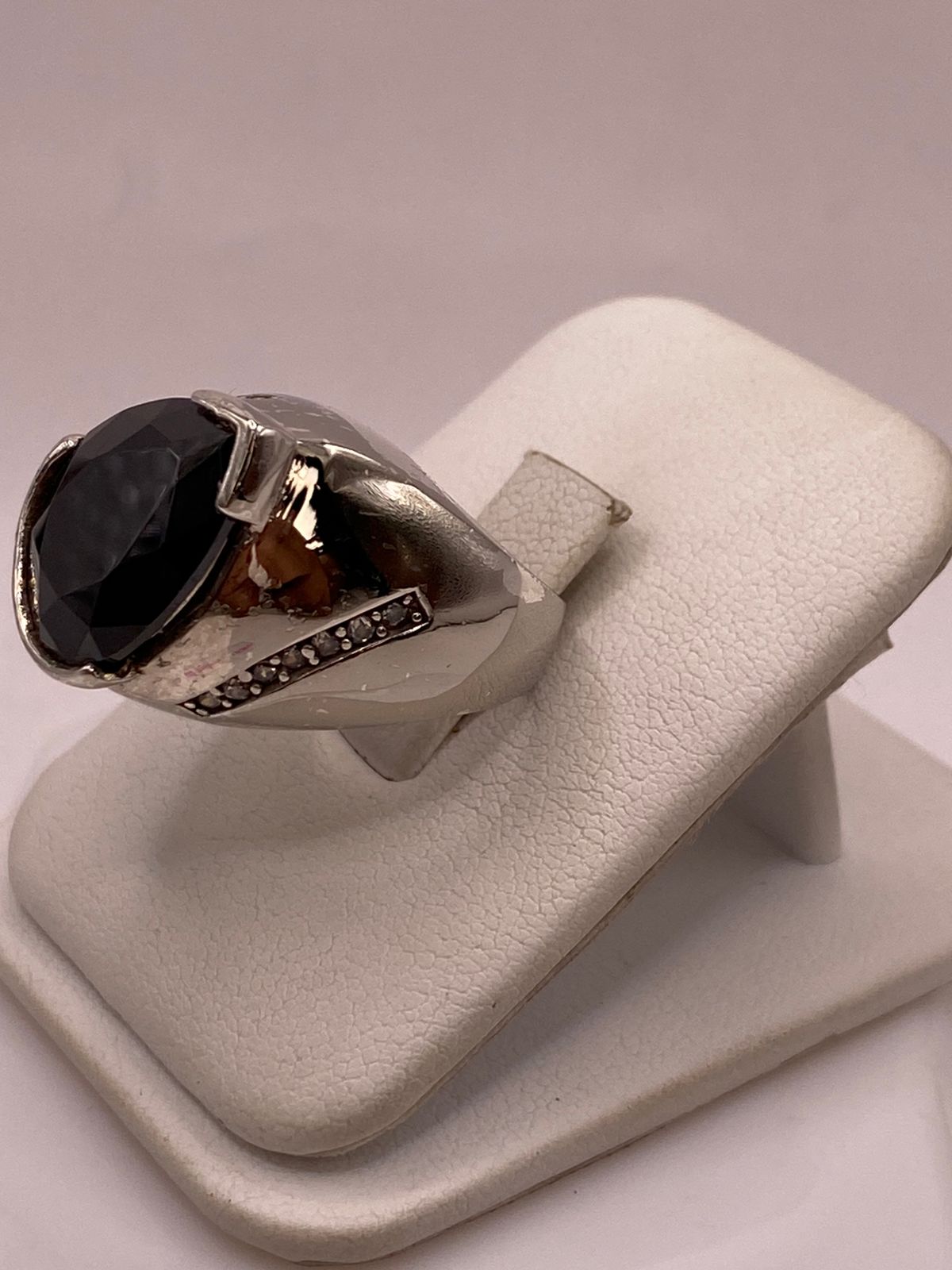 Anillo Moderno con Zirconia Negra Encorte Gota en Plata Ley 925