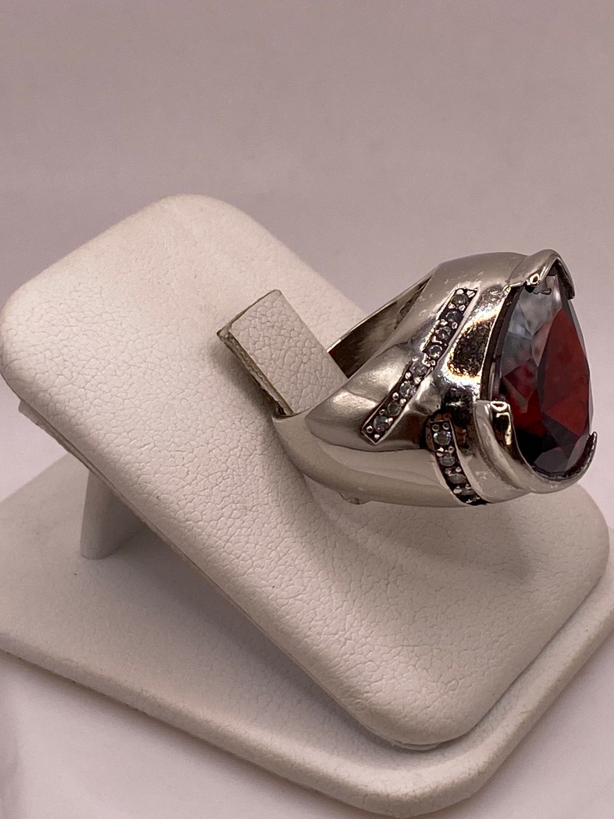 Anillo Moderno con Zirconia Rojo Oscuro Corte Gota en Plata Ley 925