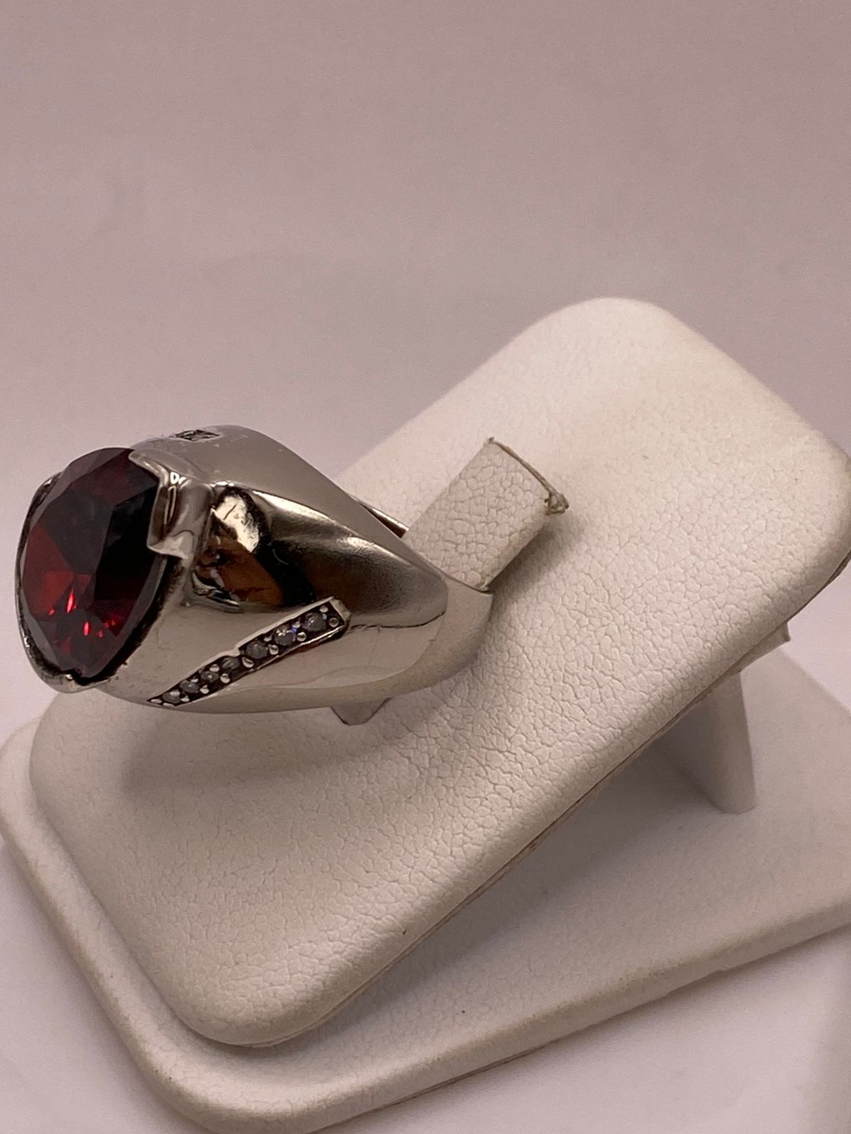 Anillo Moderno con Zirconia Rojo Oscuro Corte Gota en Plata Ley 925