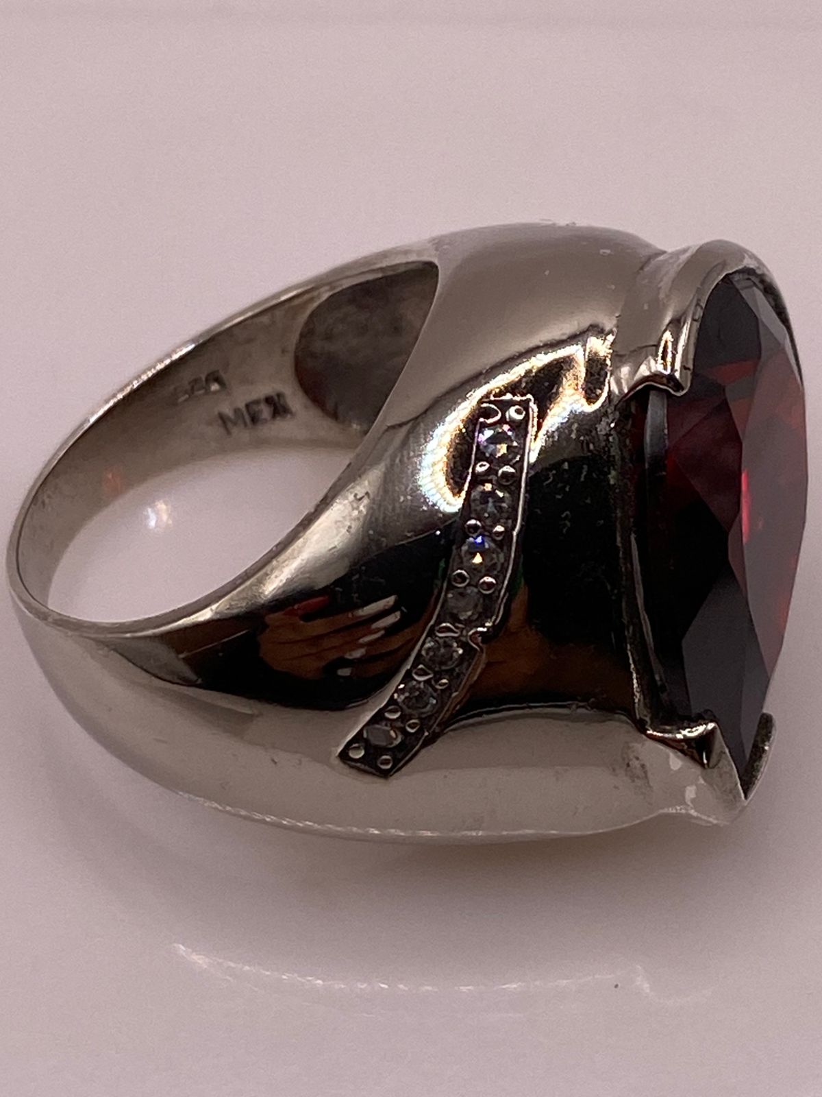 Anillo Moderno con Zirconia Rojo Oscuro Corte Gota en Plata Ley 925