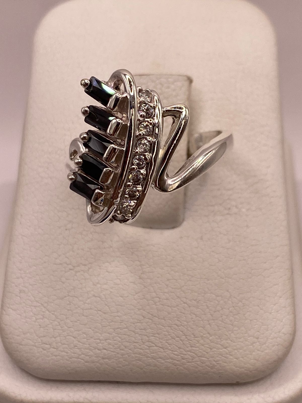 Anillo Moderno con Zirconias Negras en Plata Ley 925