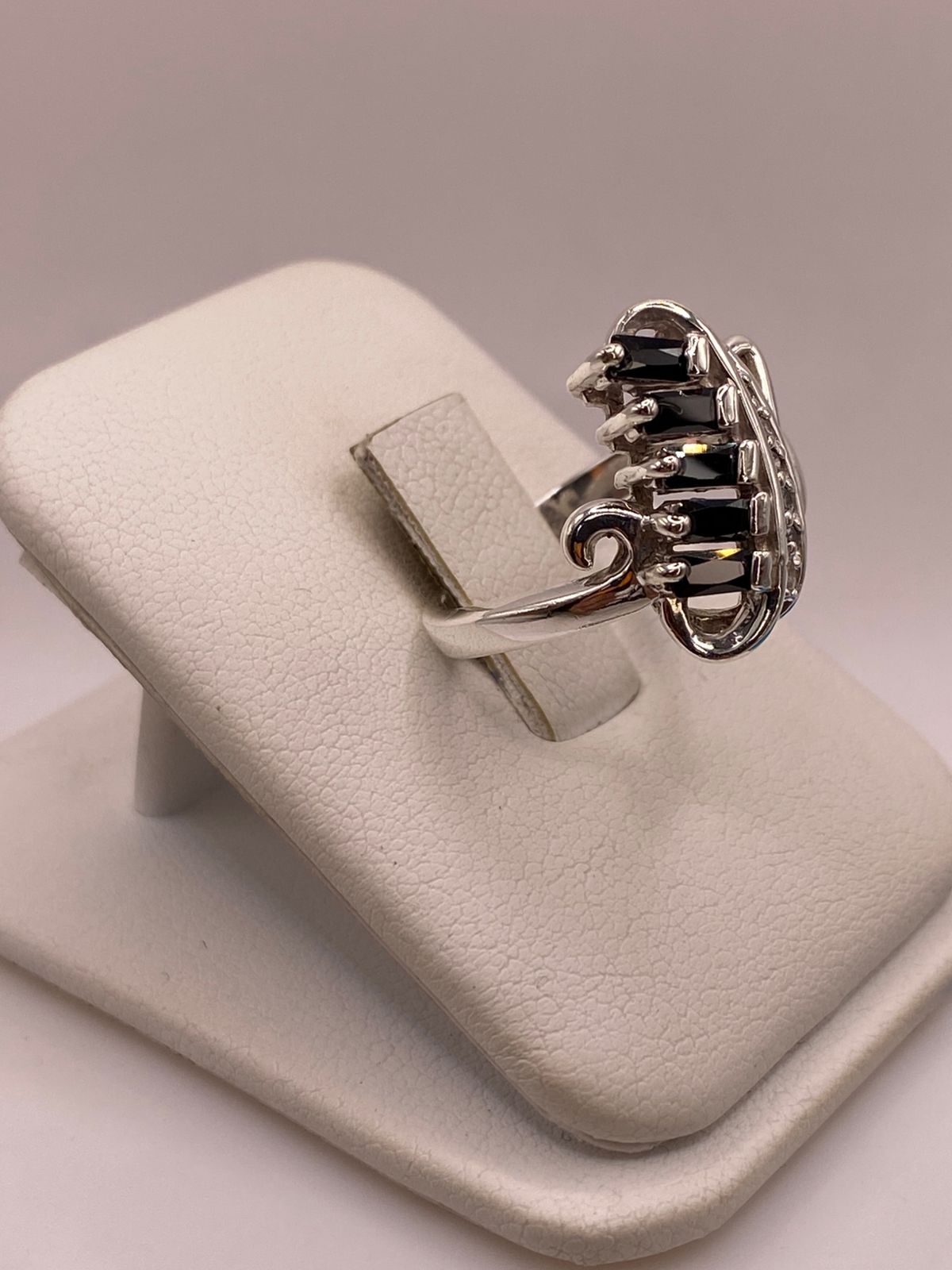 Anillo Moderno con Zirconias Negras en Plata Ley 925