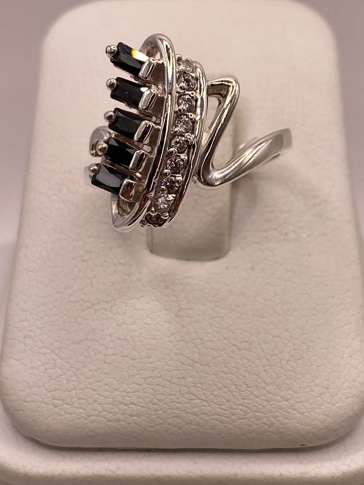 Anillo Moderno con Zirconias Negras en Plata Ley 925