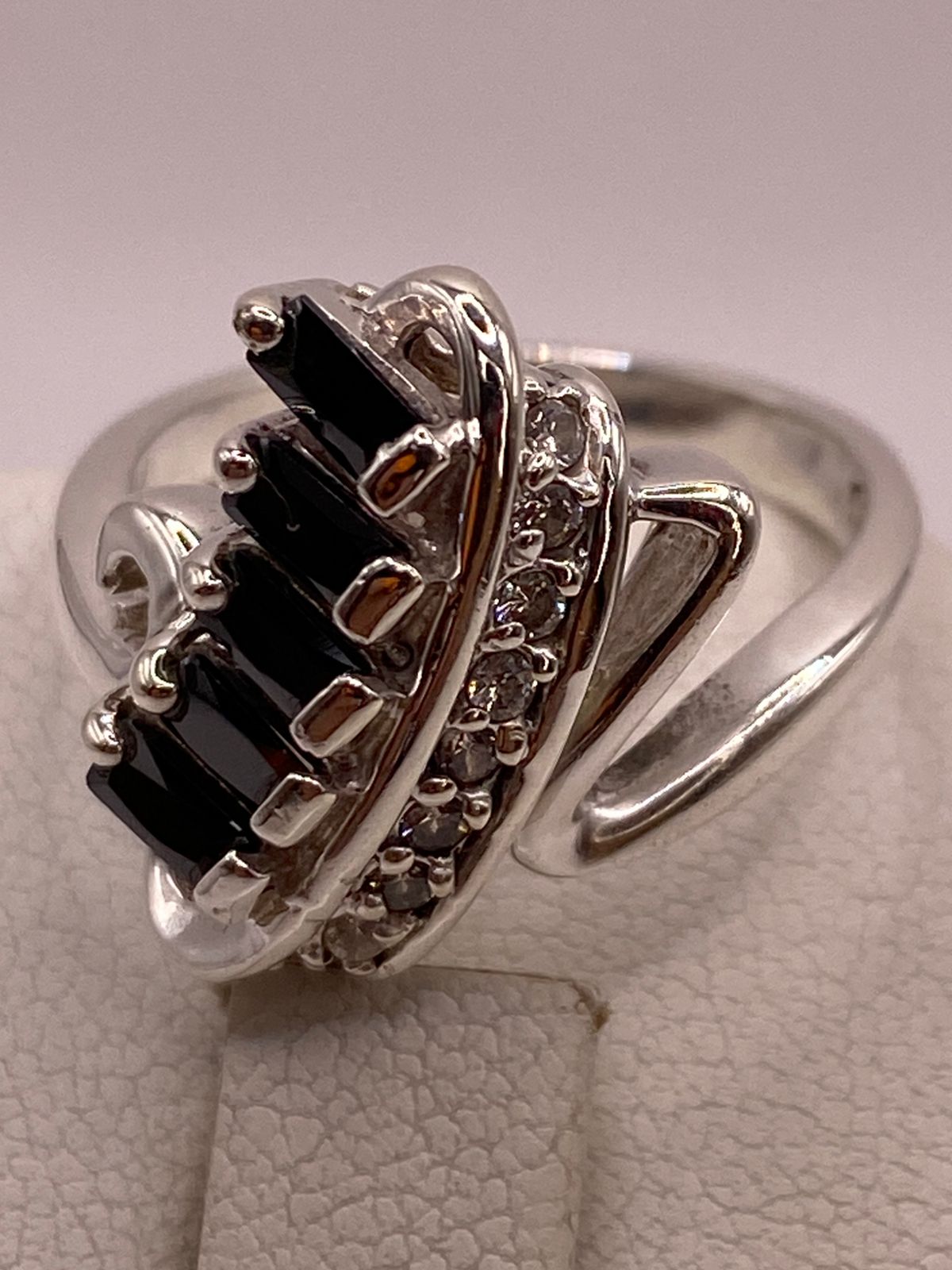 Anillo Moderno con Zirconias Negras en Plata Ley 925
