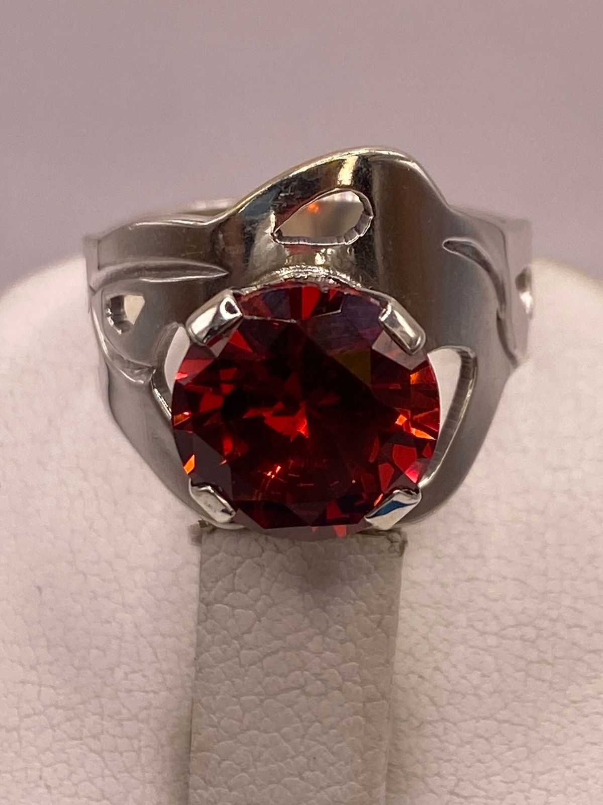 Anillo Ondulado de Plata Ley 925 con Zirconia Roja