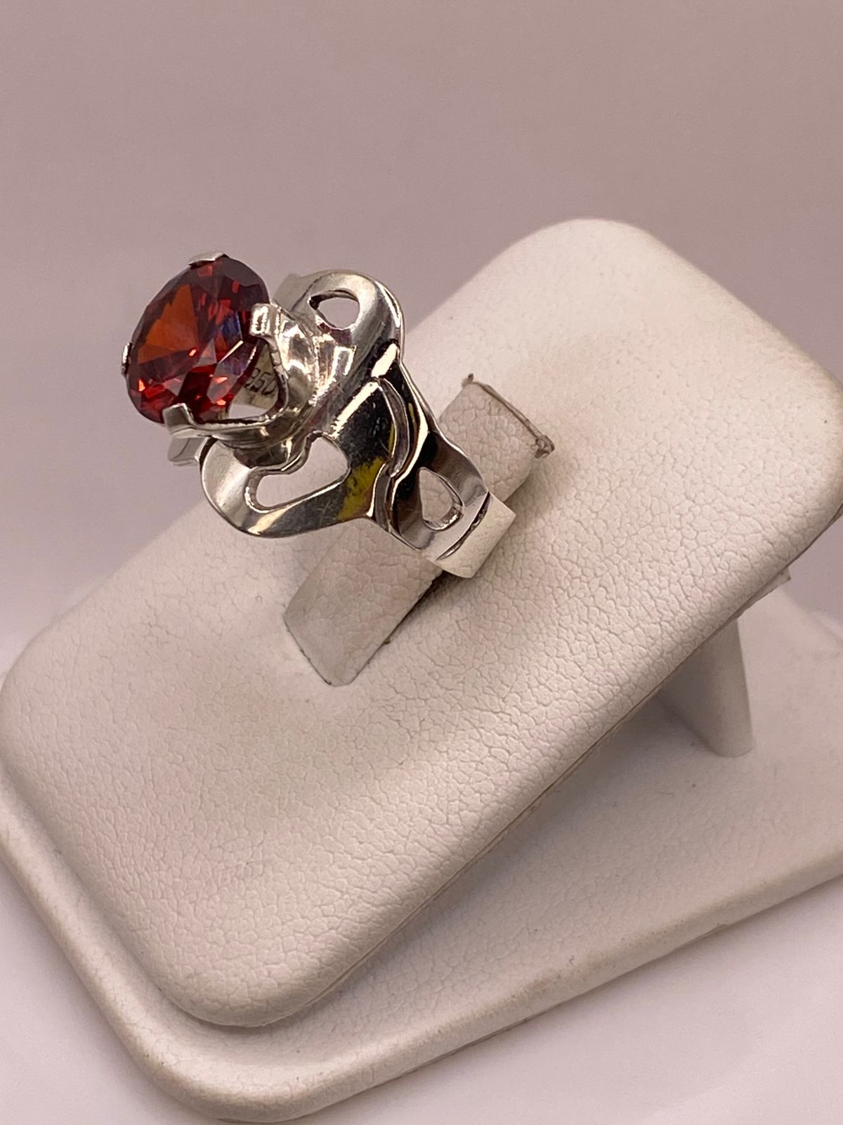 Anillo Ondulado de Plata Ley 925 con Zirconia Roja