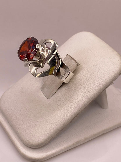 Anillo Ondulado de Plata Ley 925 con Zirconia Roja