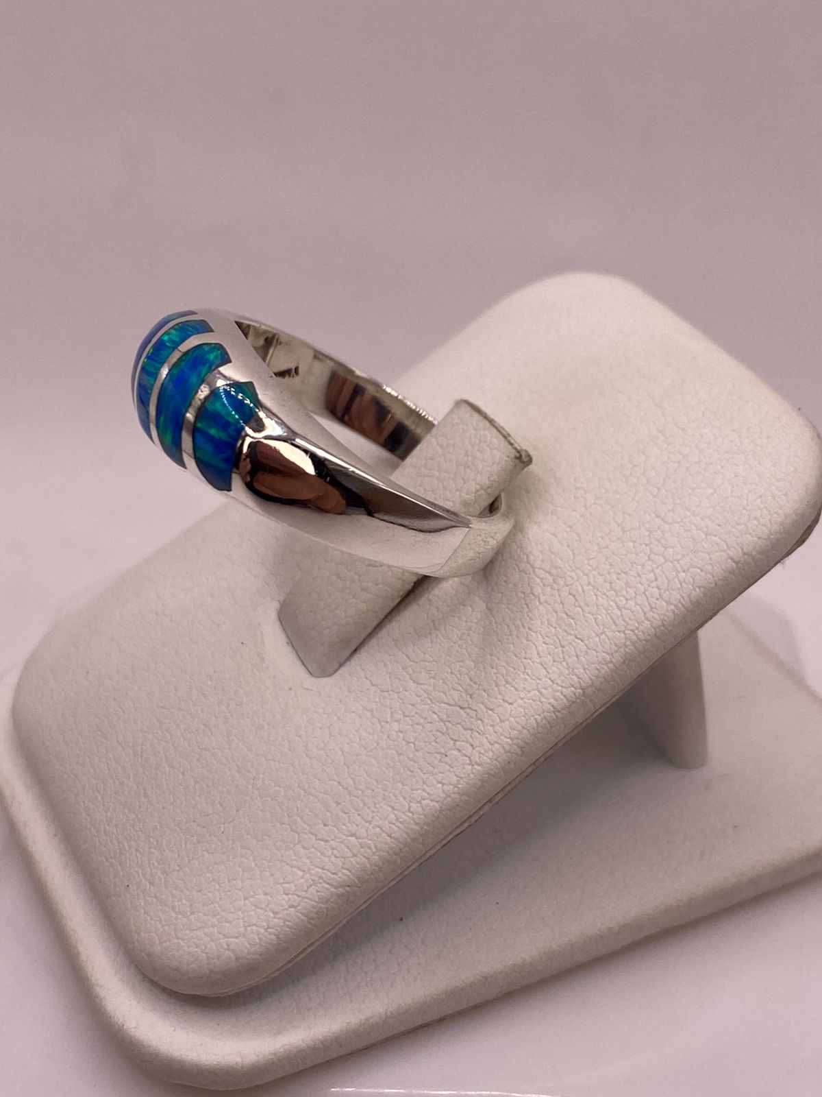 Anillo de Ópalo Azul y Verde con Diseño Curvo en Plata Ley 950