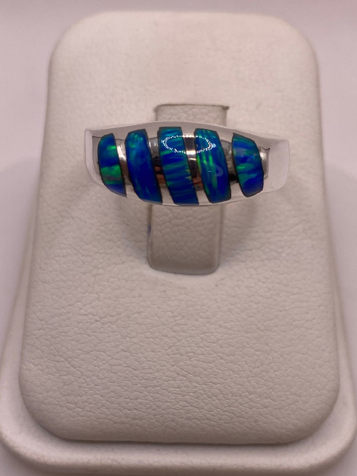 Anillo de Ópalo Azul y Verde con Diseño Curvo en Plata Ley 950