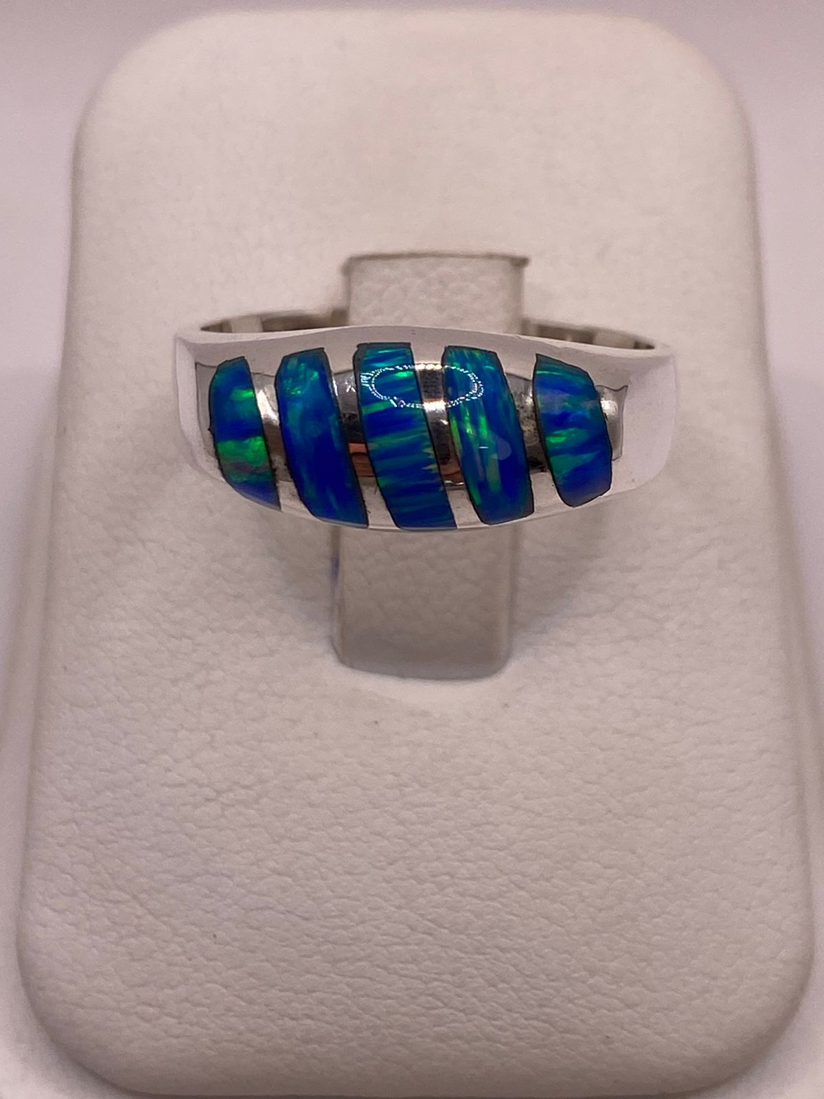 Anillo de Ópalo Azul y Verde con Diseño Curvo en Plata Ley 950