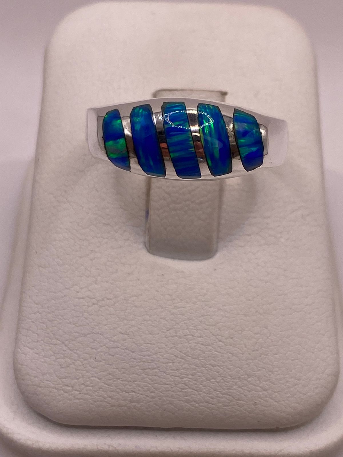 Anillo de Ópalo Azul y Verde con Diseño Curvo en Plata Ley 950