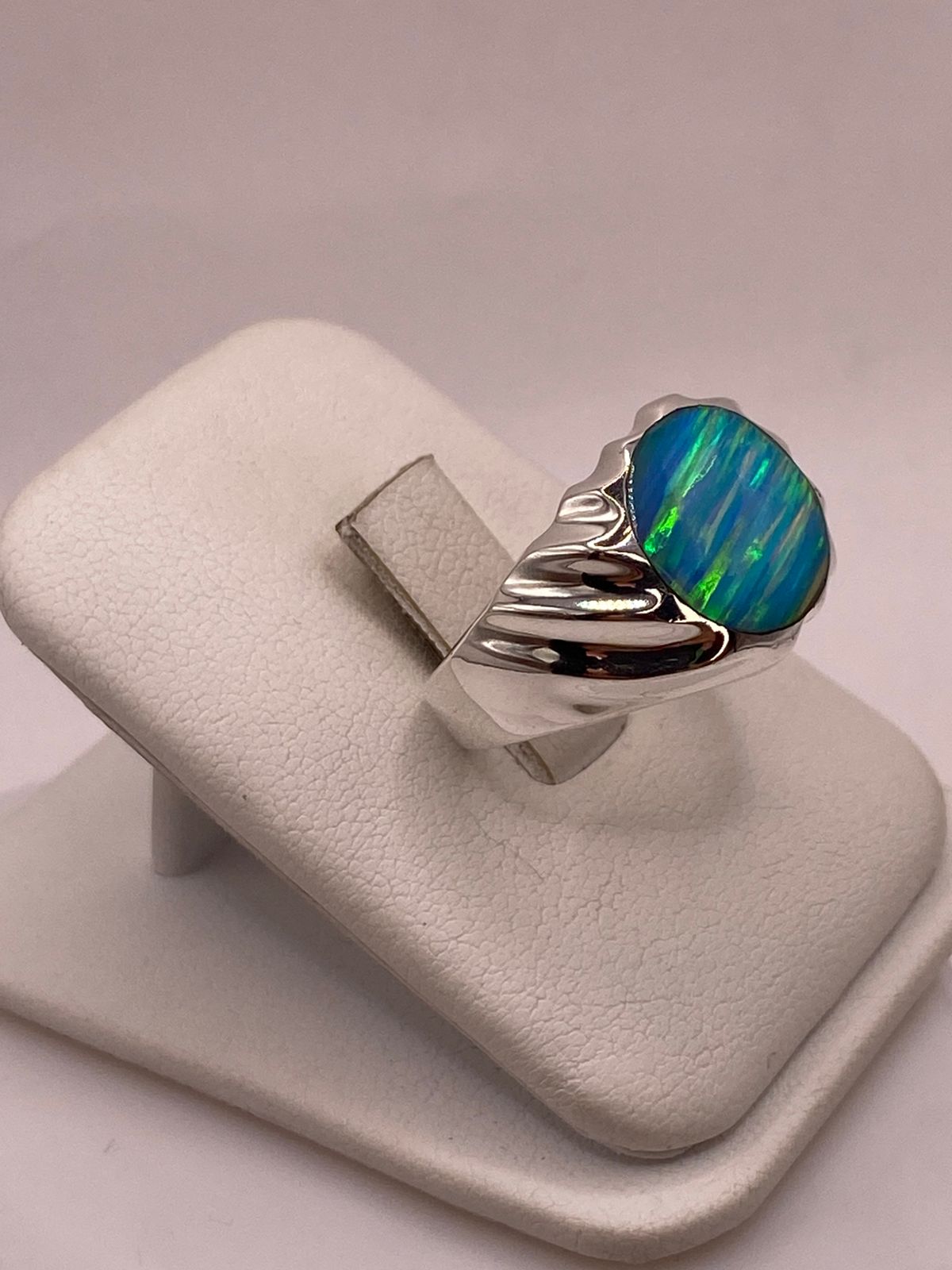 AANILLO CON ÓPALO DE FUEGO AZUL CELESTE IRIDISCENTE EN PLATA LEY .950