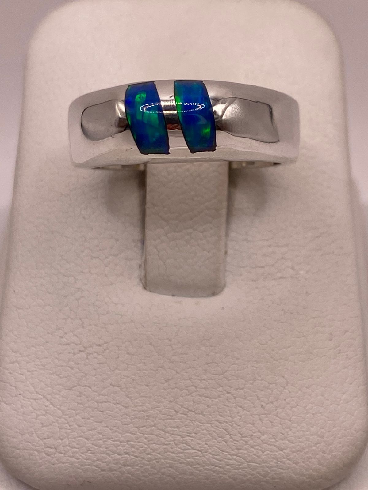 Anillo con Ópalo de Fuego Azul con Destellos Verdes Iridiscentes en Plata Ley .925
