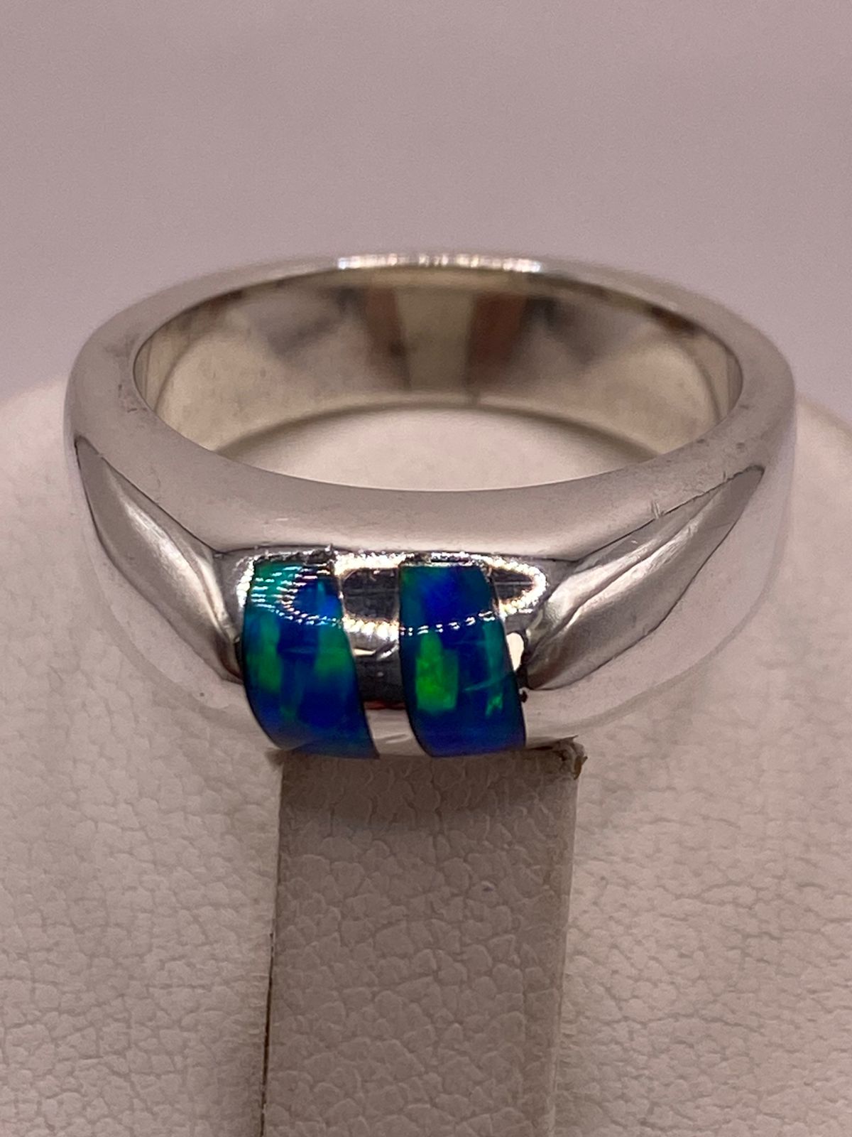 Anillo con Ópalo de Fuego Azul con Destellos Verdes Iridiscentes en Plata Ley .925