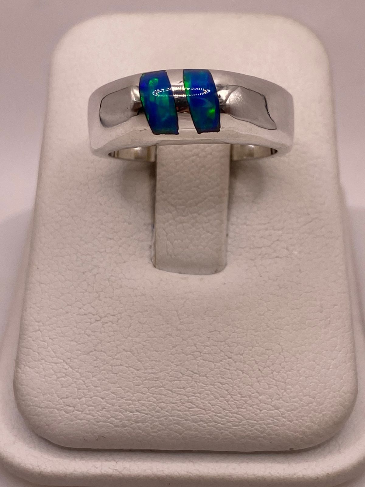 Anillo con Ópalo de Fuego Azul con Destellos Verdes Iridiscentes en Plata Ley .925