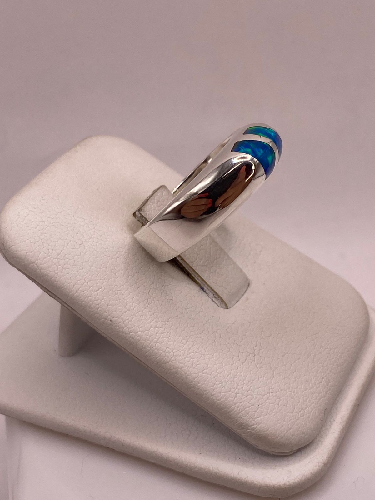 Anillo con Ópalo de Fuego Azul con Destellos Verdes Iridiscentes en Plata Ley .925