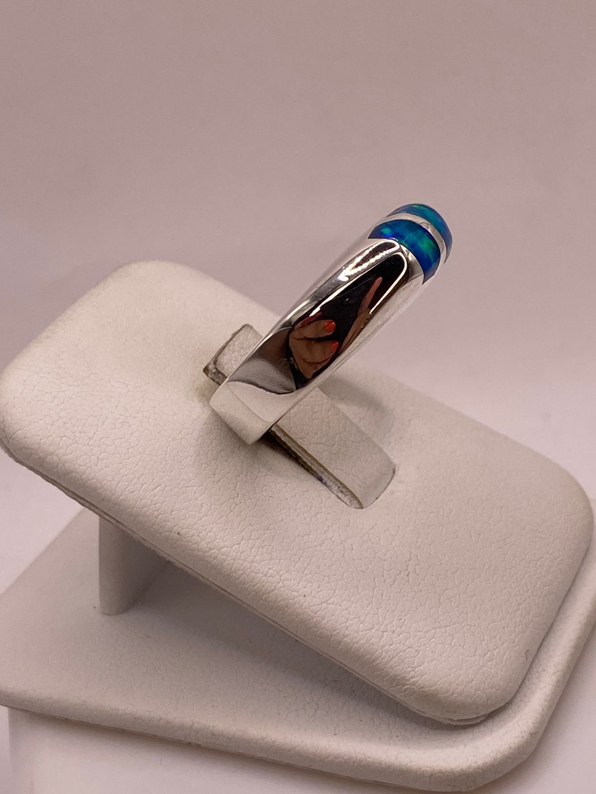 Anillo de Ópalo de Fuego Azul con Destellos Verdes Iridiscentes en Plata Ley .925