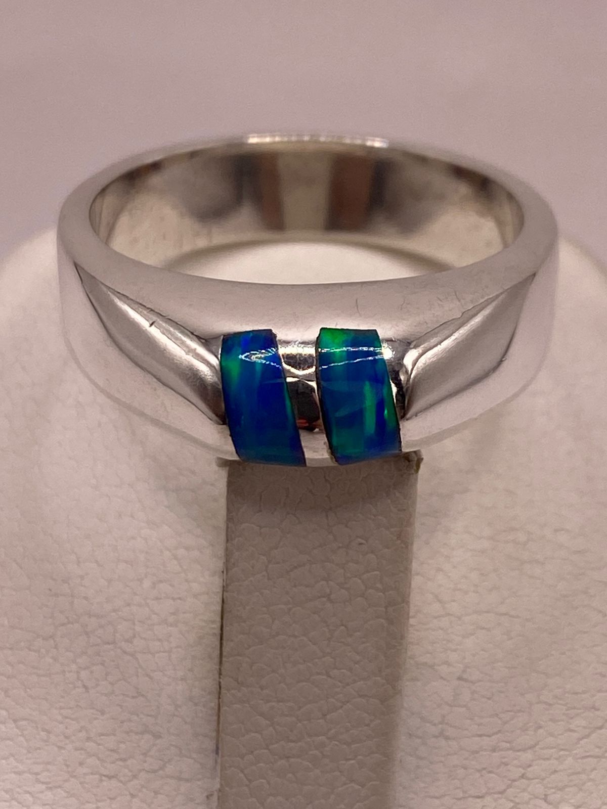 Anillo de Ópalo de Fuego Azul con Destellos Verdes Iridiscentes en Plata Ley .925